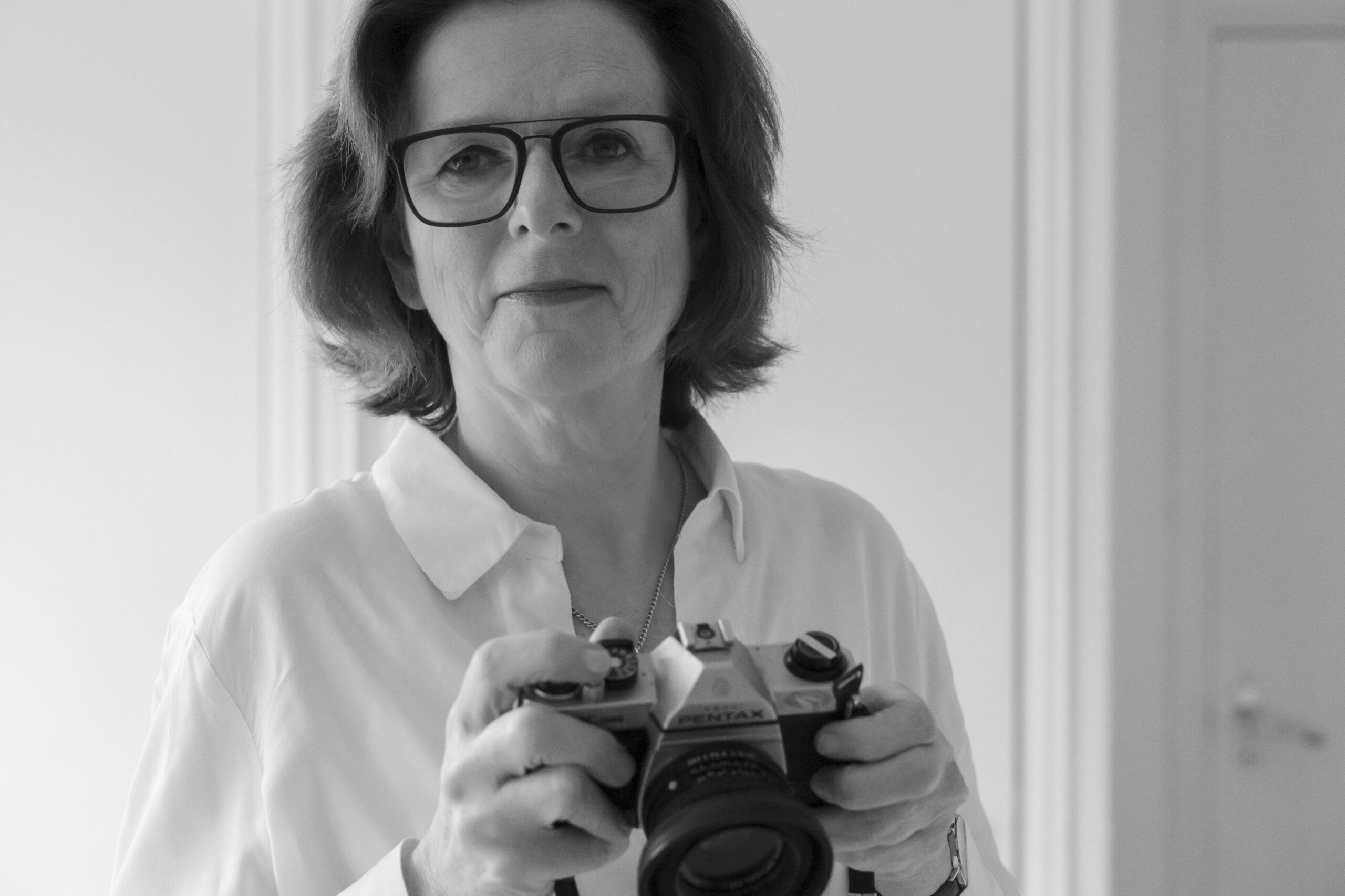 Anneke van Gruijthuijsen, portret met camera