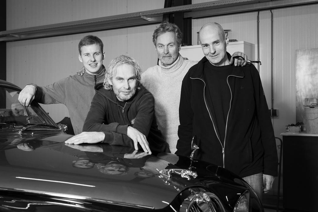 Rombout Kruse (3e van links) met Luca, Adrie en Willem bij A3 Nijenhuis Schadeherstel, groepsportret, zwart-wit